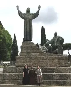 Sisters in front of a statue in Italy
