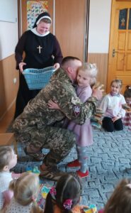 A Ukrainian soldier visits a kindergarten classroom.